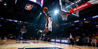 篮球赛事直播画面 - NBA赛场球员飞跃扣篮，灯光聚焦